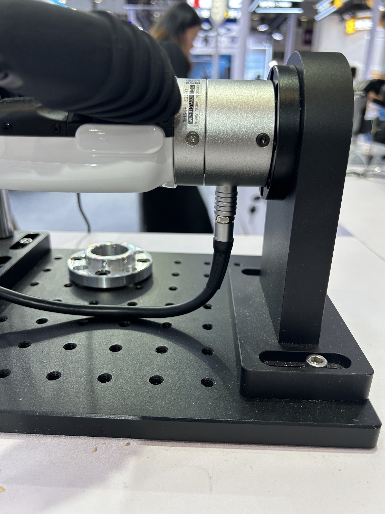 机器人关节里的“神经中枢”：一文读懂推拉自锁连接器与莫科(MOCO)选型指南